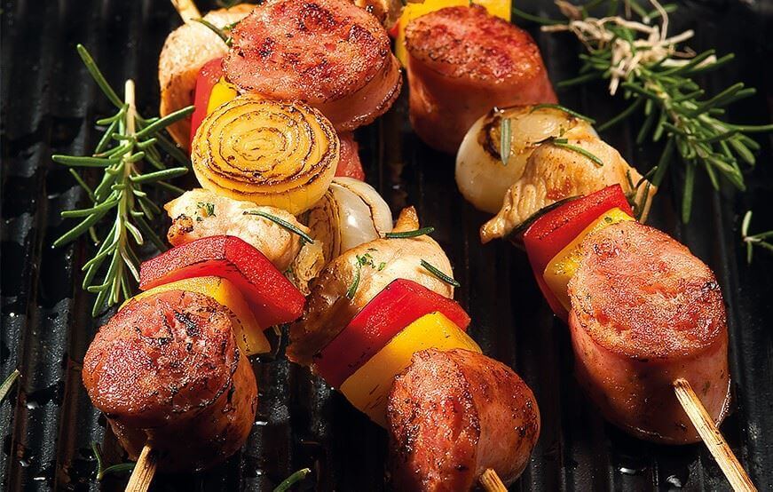 Receitas de espetos: churrasco grego e kafta de linguiça recheada